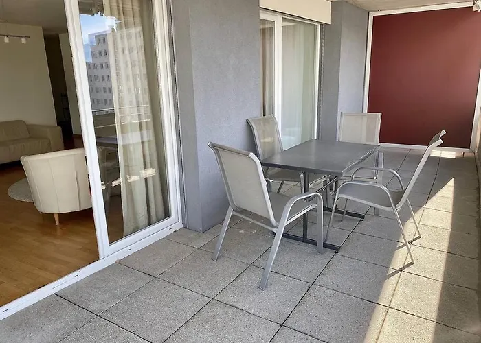 Lägenhet Spacious And Bright 2 Bedroom With Terrace