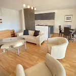 Lägenhet Spacious And Bright 2 Bedroom With Terrace